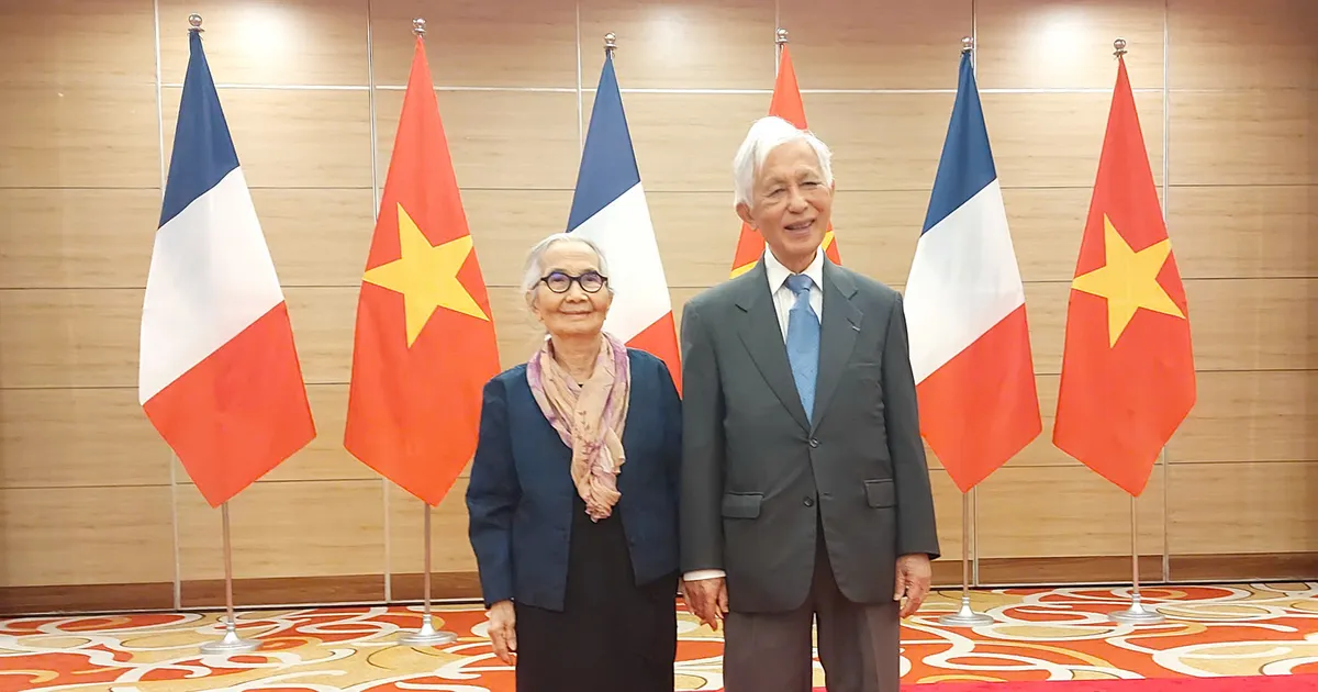 El profesor Tran Thanh Van y su esposa fueron promovidos a la Legión de Honor.