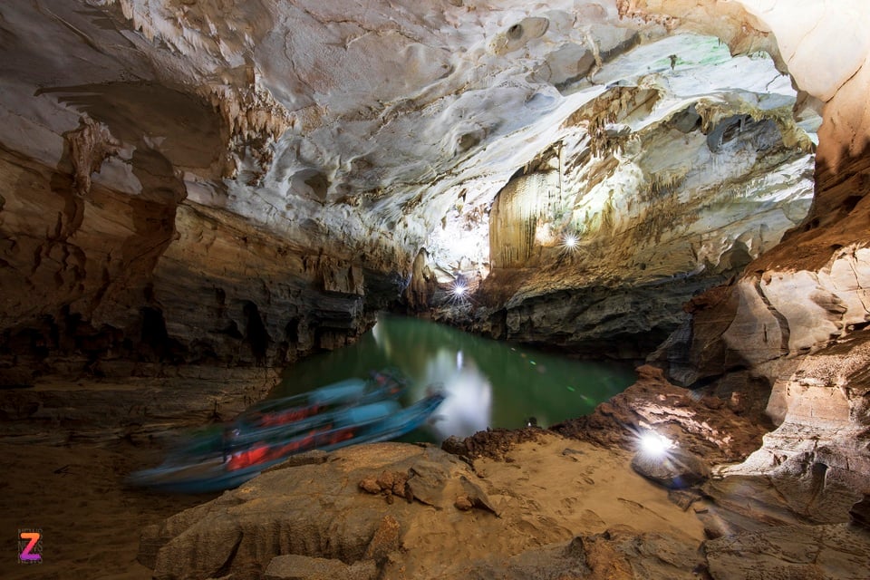 Du khách khám phá bên trong 4.500 m lòng động Phong Nha, đầu tháng 7. Ảnh: Quỳnh Danh.