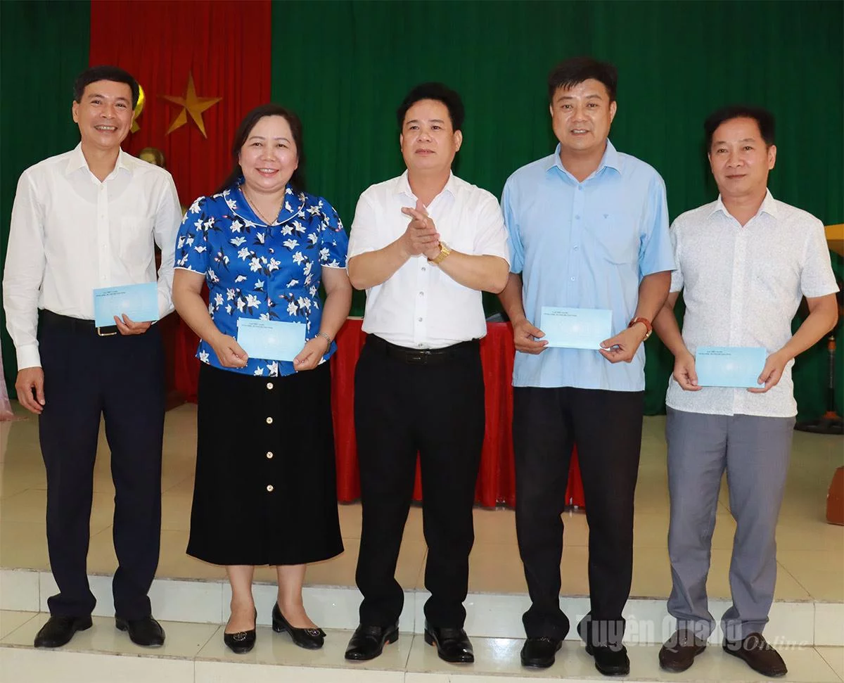 Đồng chí Lại Tiến Giang, Chỉ huy trưởng Bộ CHQS tỉnh tặng 60 triệu đồng cho 4 xã Mèo Vạc, Tát Ngà, Khâu Vai, Sủng Máng để hỗ trợ mua máy tính phục vụ công việc.
