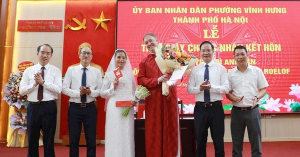 វួដ Vinh Hung រៀបចំពិធីប្រគល់សំបុត្រអាពាហ៍ពិពាហ៍ជាមួយធាតុបរទេស