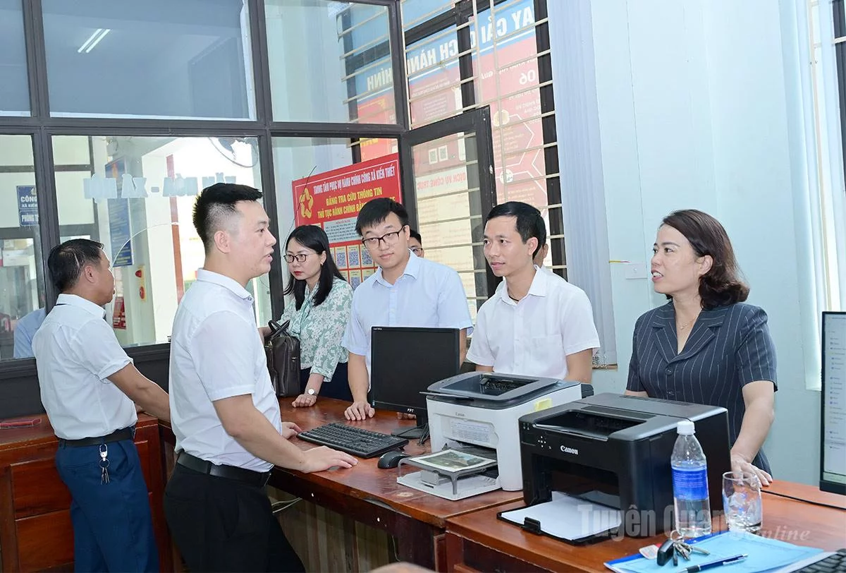 Tổ công tác số 12 khảo sát Trung tâm Phục vụ hành chính công xã Kiến Thiết.