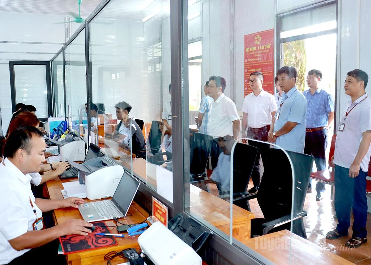 Đoàn công tác kiểm tra tình hình hoạt động của Trung tâm Phục vụ hành chính công xã Khâu Vai.