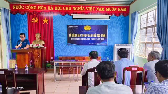 HUFLIT tiếp thêm động lực đến trường cho học sinh vùng sâu- Ảnh 2.