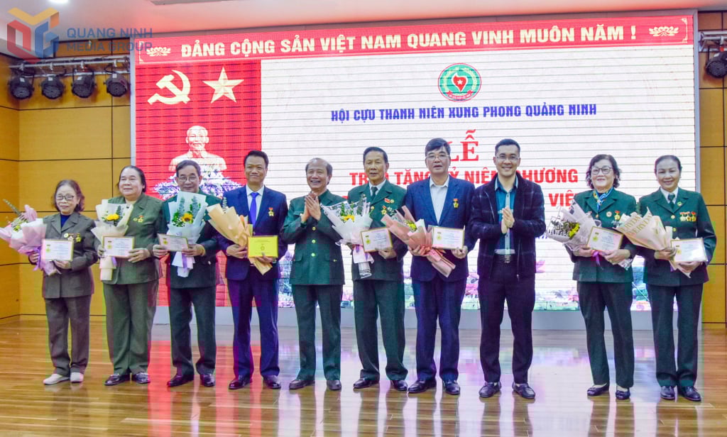 Hội Cựu TNXP Quảng Ninh trao tặng Kỷ niệm chương thanh niên xung phong cho các 