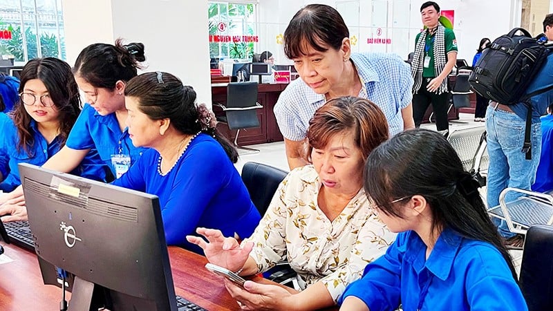 Les membres de l'Union des jeunes aident les gens à effectuer les démarches au Centre d'administration publique du quartier de Phu Nhuan, à Ho Chi Minh-Ville.
