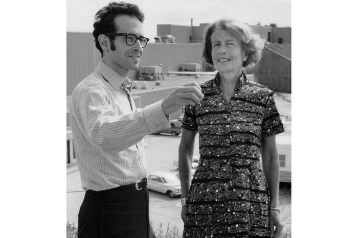 Gertrude cùng con trai  Alfred Scharff Goldhaber, cũng là một nhà vật lý