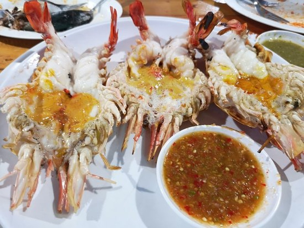Quán hải sản nóng bỏng với dàn phục vụ nam cơ bắp vạm vỡ bất ngờ đóng cửa - 3