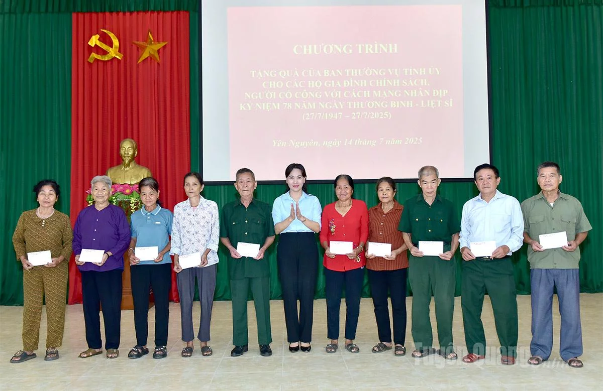 សមមិត្ត Nong Thi Bich Hue សមាជិកគណៈកម្មាធិការអចិន្ត្រៃយ៍បក្សខេត្ត លេខាអចិន្ត្រៃយ៍គណៈកម្មាធិការបក្សខេត្ត ជូនអំណោយដល់គ្រួសារគោលនយោបាយ និងអ្នកមានបុណ្យនៅឃុំ Yen Nguyen។