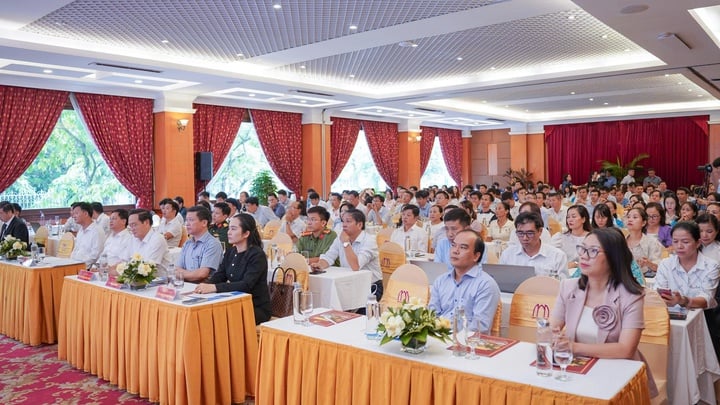 Thành phố Huế phát động phong trào “Bình dân học vụ số”, chương trình “Tìm hiểu dịch vụ công trực tuyến” và cuộc thi Khởi nghiệp sáng tạo năm 2025 - Ảnh 6.