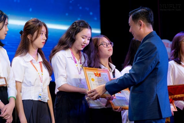 HUFLIT tiếp thêm động lực đến trường cho học sinh vùng sâu- Ảnh 4.