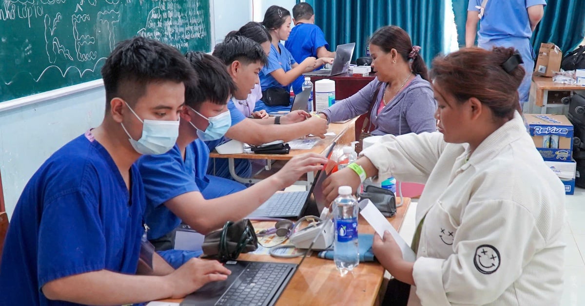 ប្រជាជនជាង ១០០០ នាក់នៅតំបន់ខ្ពង់រាប Da Nang ទទួលបានការពិនិត្យ និងព្យាបាលដោយឥតគិតថ្លៃ