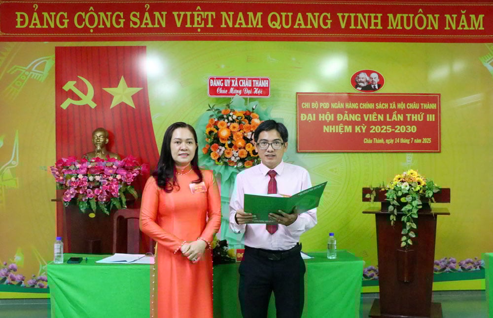 លេខាបក្សថ្មី និងជាលេខារងនៃក្រឡាបក្សត្រូវបានណែនាំទៅក្នុងសមាជ។