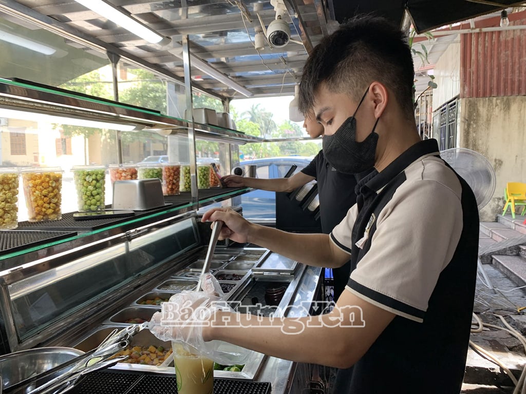 Trà, nước ép hoa quả đắt hàng ngày nắng nóng