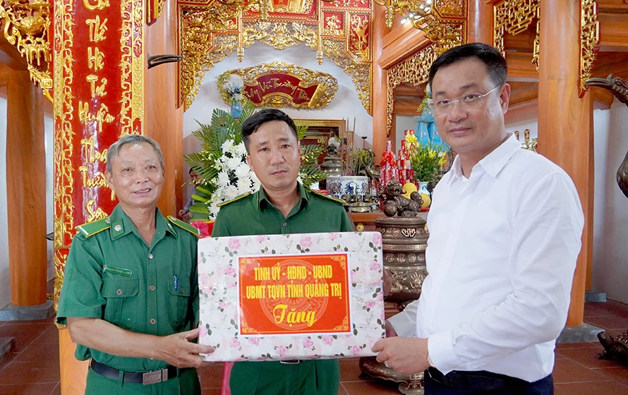 Lãnh đạo tỉnh dâng hương tưởng niệm Anh hùng liệt sĩ tại các địa danh lịch sử