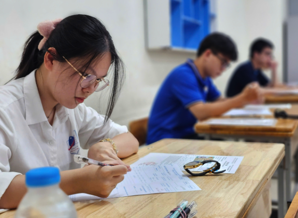 Bộ GD-ĐT thông tin về phổ điểm thi tốt nghiệp THPT 2025- Ảnh 1.