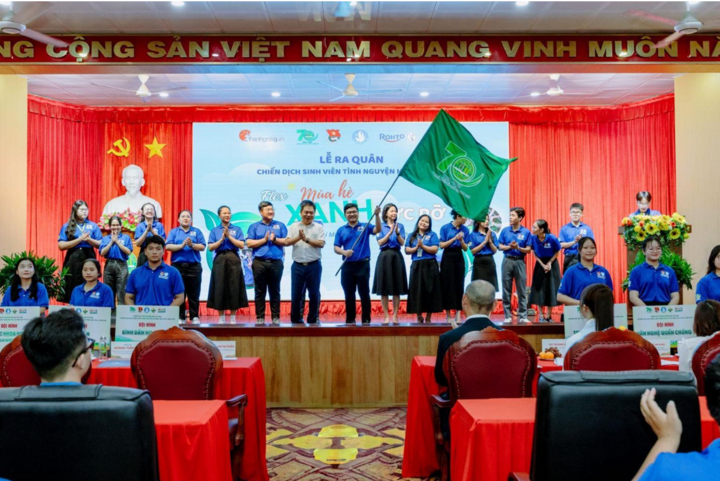 ผู้จัดงานและอาสาสมัครรุ่นเยาว์ในพิธีเปิดตัวต่างเปล่งประกายด้วยความทุ่มเท
