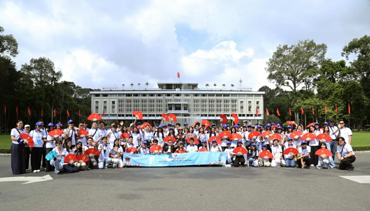 Đoàn thanh niên, sinh viên kiều bào dâng hương, bày tỏ lòng biết ơn Chủ tịch Hồ Chí Minh