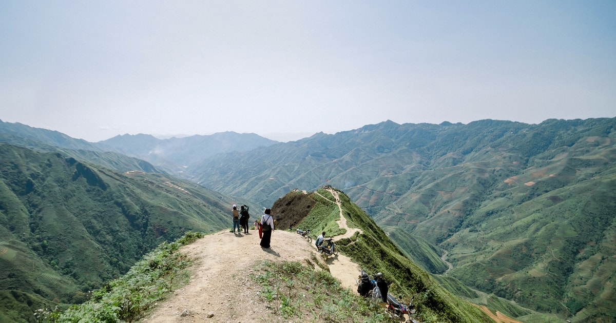 Moc Chau 2 days 1 night itinerary: riding the clouds and wind, posing among thousands of flowers