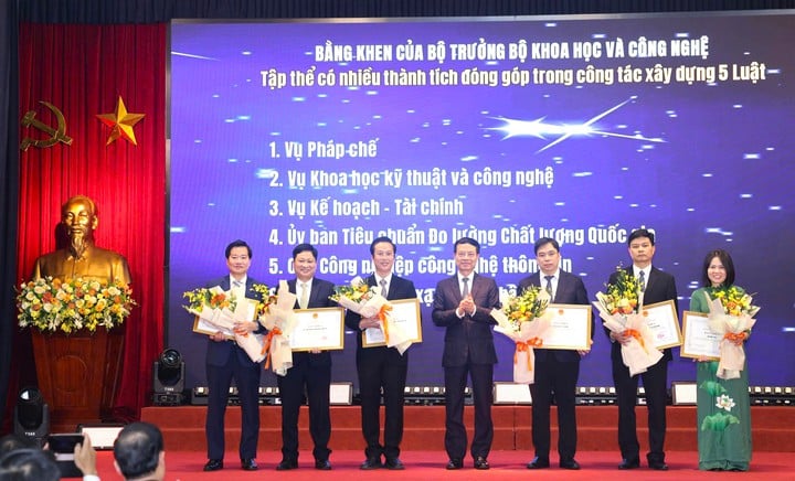 Vinh danh các tập thể, cá nhân tiêu biểu đóng góp vào hành trình lập pháp và chuyển đổi số ngành KH&CN - Ảnh 2.