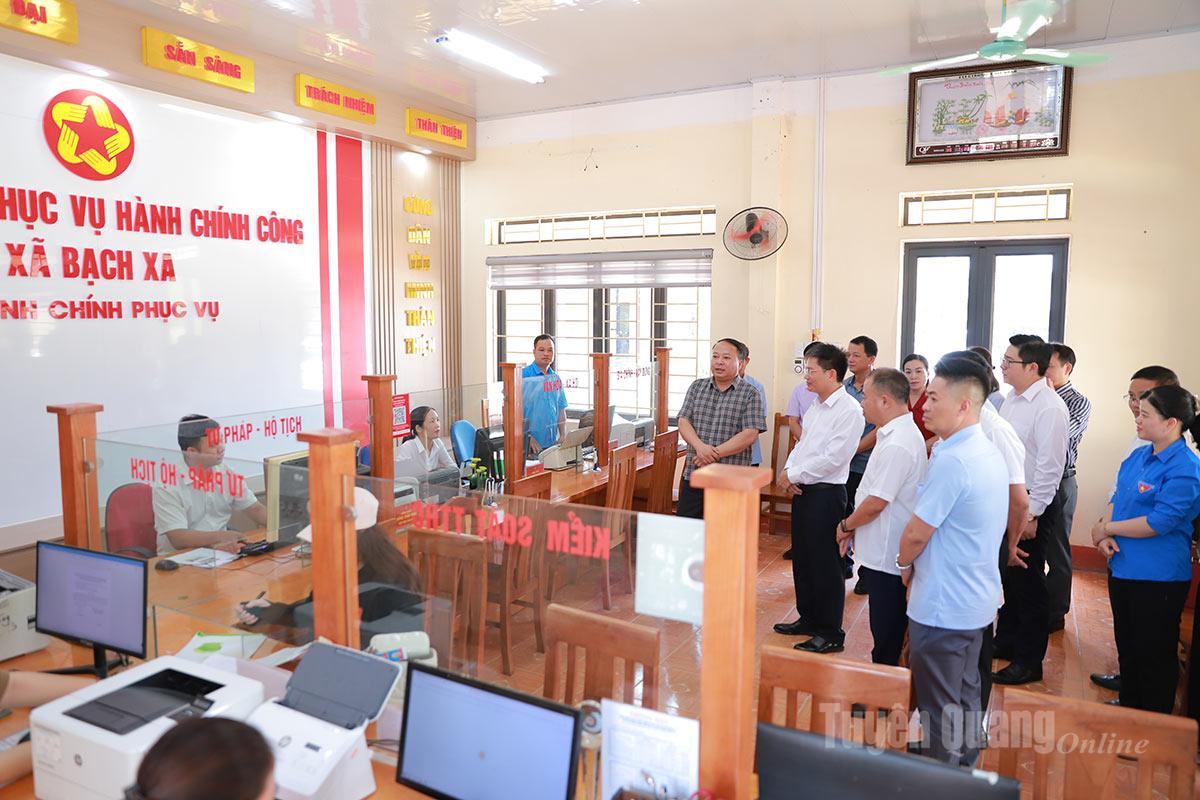 ក្រុមការងារបានចុះពិនិត្យសកម្មភាពរបស់មជ្ឈមណ្ឌលសេវារដ្ឋបាលសាធារណៈឃុំបាចសា។