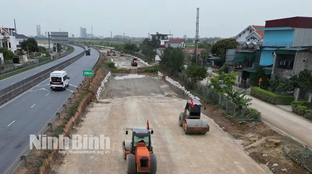 Construction of the Eastern Expressway expansion project, Cao Bo - Mai Son section.