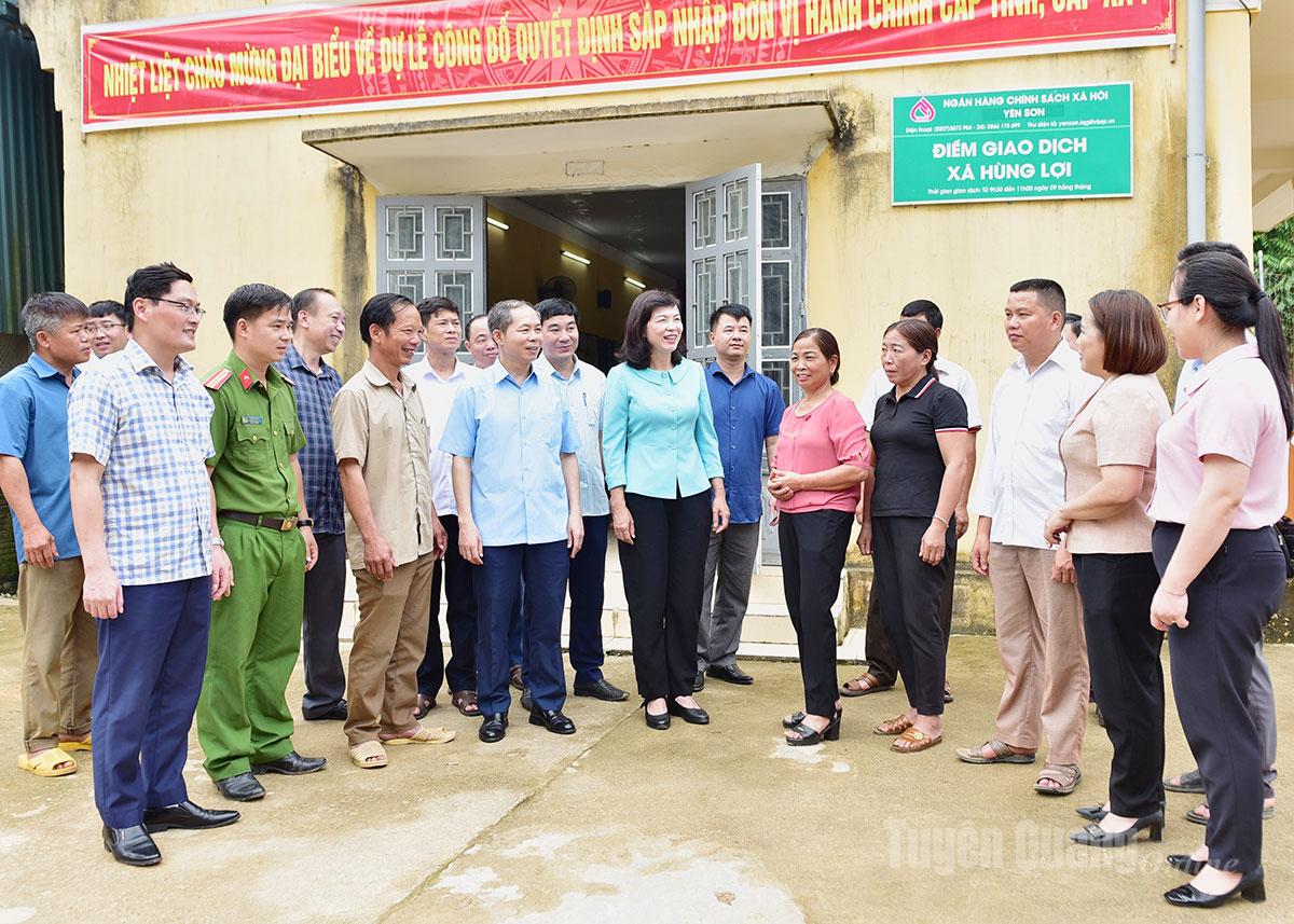 Phó Chủ HĐND tỉnh Phạm Thị Minh Xuân và đại biểu HĐND tỉnh với các cử tri xã Hùng Lợi.
