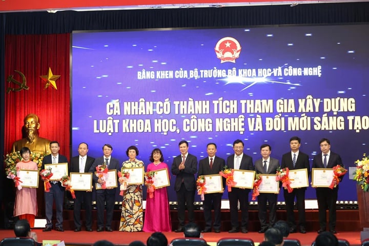 Vinh danh các tập thể, cá nhân tiêu biểu đóng góp vào hành trình lập pháp và chuyển đổi số ngành KH&CN - Ảnh 6.