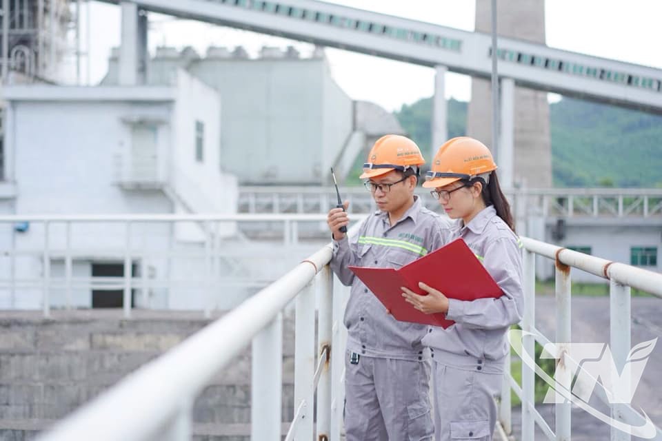 Cán bộ, nhân viên Nhà máy Nhiệt điện An Khánh theo dõi các thông số kỹ thuật, đảm bảo hệ thống máy móc vận hành an toàn. (ảnh T.L)