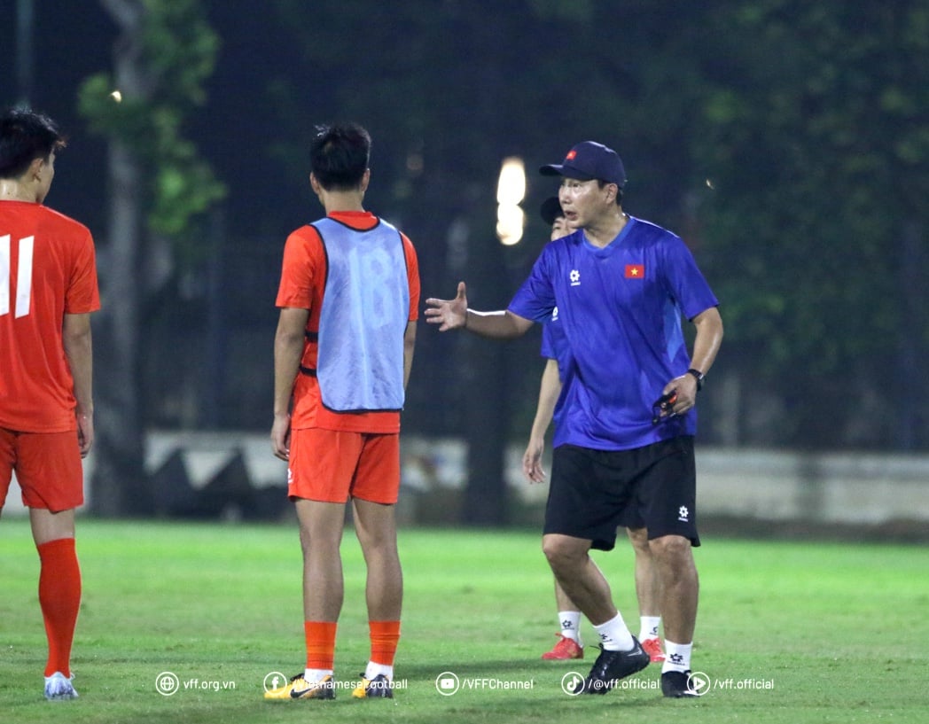 U.23 Việt Nam nếm ‘đặc sản’ kẹt xe Jarkata, HLV Kim Sang-sik làm gì vào ngày 15.7?- Ảnh 1.