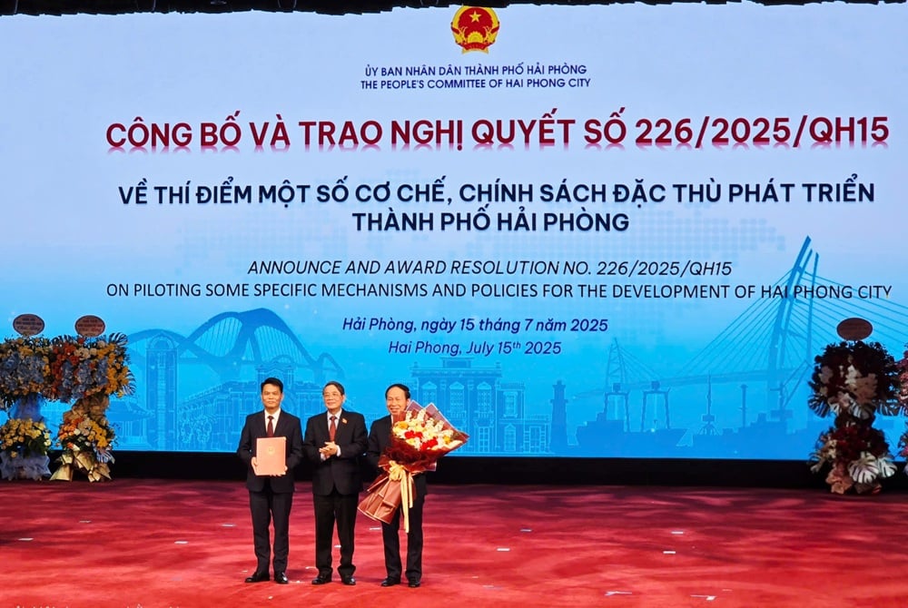 Mr. Nguyen Duc Hai, Vice Chairman of the National Assembly of the Socialist Republic of Vietnam, presented Resolution No. 226.2025.QH15 dated June 27, 2025 of the National Assembly on piloting a number of specific mechanisms and policies for the development of Hai Phong city. Photo: Thanh Son