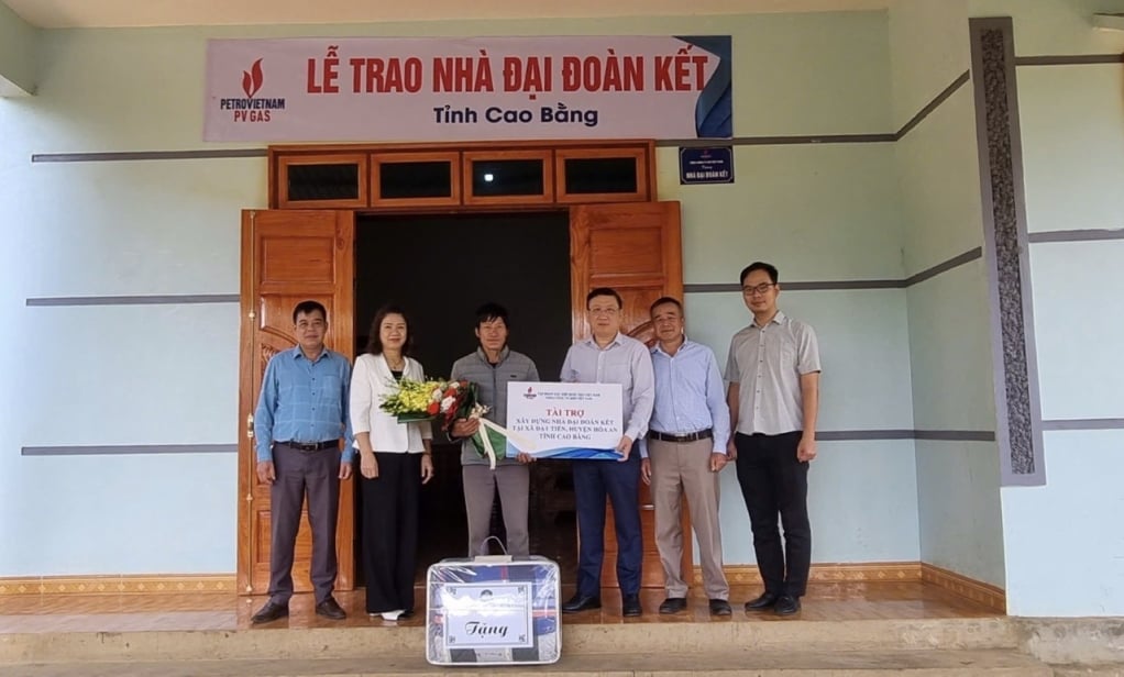 Tổng công ty Khí Việt Nam phối hợp với Ủy ban MTTQ tỉnh bàn giao nhà Đại đoàn kết cho hộ nghèo, hộ cận nghèo gặp khó khăn về nhà ở trên địa bàn tỉnh.