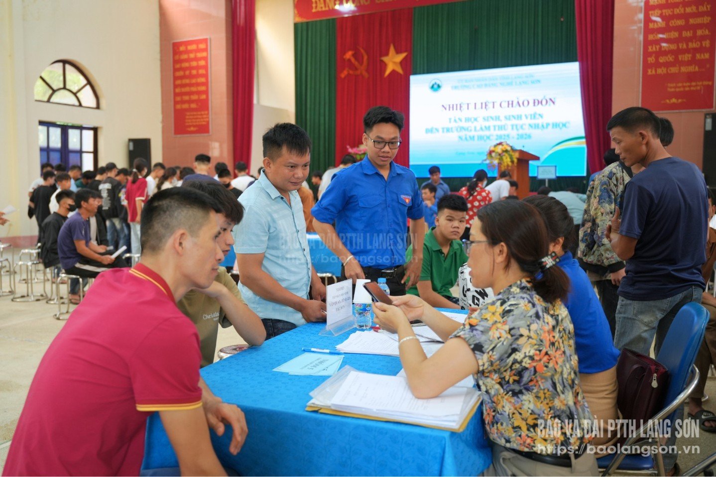 Cán bộ, giáo viên Trường Cao đẳng Nghề Lạng Sơn tiếp đón học sinh, phụ huynh tới làm thủ tục nhập học năm học 2025-2026