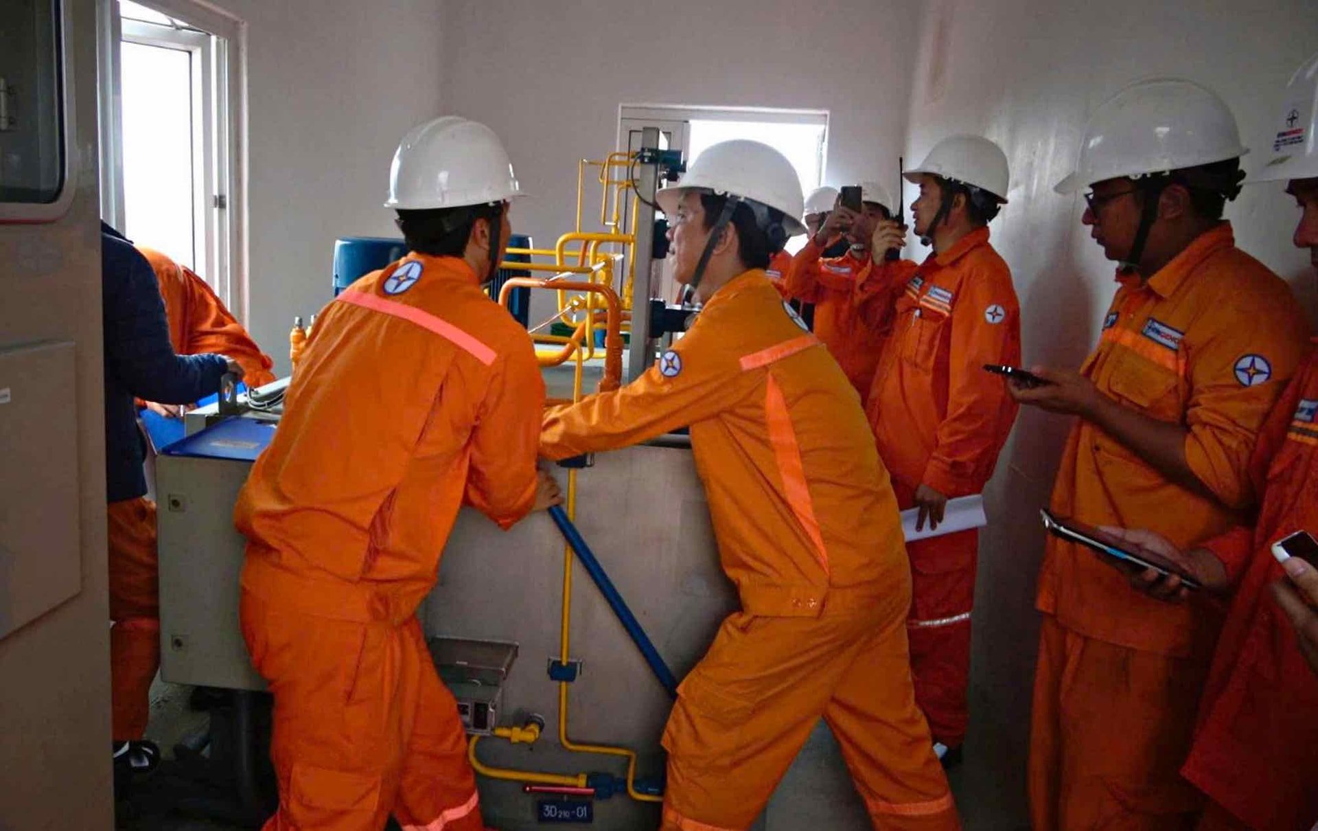 Diễn tập vận hành đóng:mở cửa van cung bằng bơm tay
