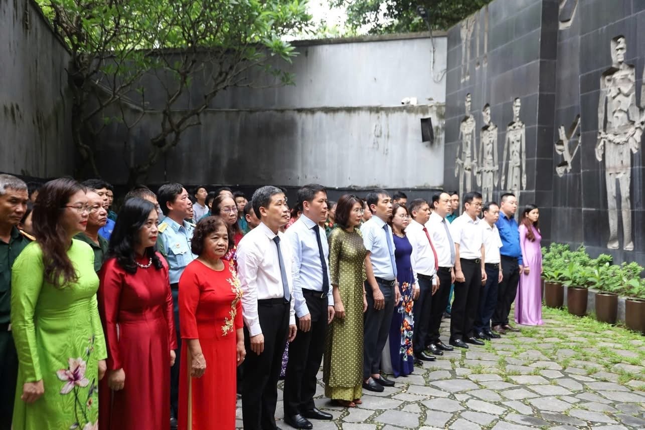Delegation of Cua Nam ward offered incense to commemorate heroes and martyrs at Hoa Lo Prison relic. Photo: Nguyen Anh