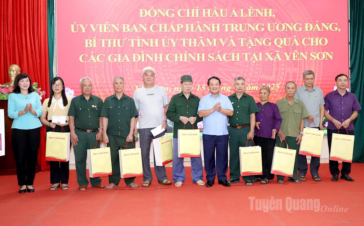 Bí thư Tỉnh ủy Hầu A Lềnh tặng quà các gia đình chính sách, người có công xã Yên Sơn.