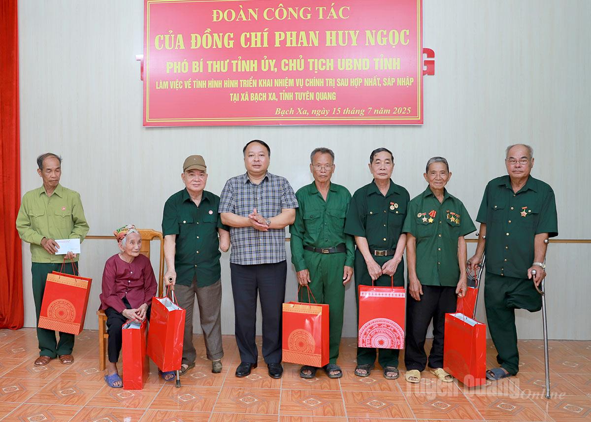 ប្រធានគណៈកម្មាធិការប្រជាជនខេត្ត Phan Huy Ngoc ជូនអំណោយដល់គ្រួសារគោលនយោបាយ យុទ្ធជនពិការ និងយោធិនឈឺនៅឃុំ Phu Luu។