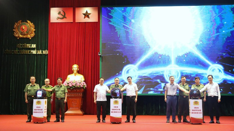 Các đại biểu thực hiện nghi thức phát động phong trào "Bình dân học vụ số".
