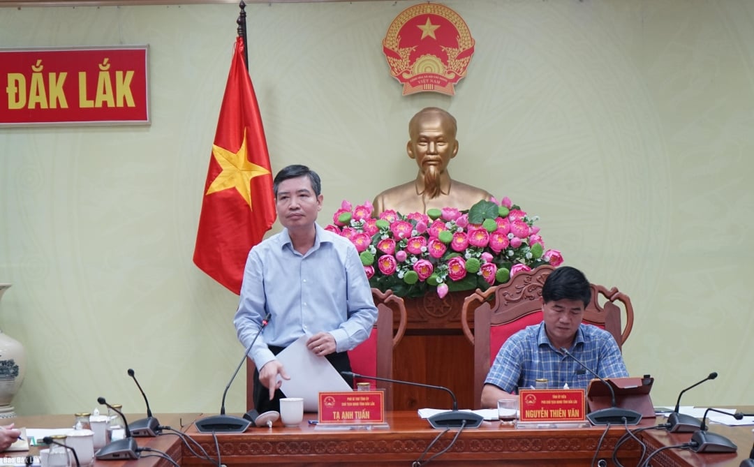 Chủ tịch UBND tỉnh Tạ Anh Tuấn phát biểu chỉ đạo tại cuộc họp
