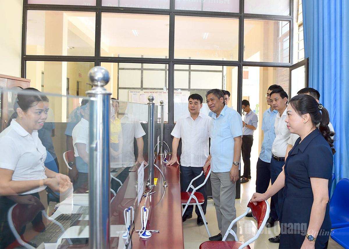  Đồng chí Phó Bí thư Thường trực Tỉnh ủy Lê Thị Kim Dung và Đoàn công tác kiểm tra công tác giải quyết TTHC tại xã Yên Lập.