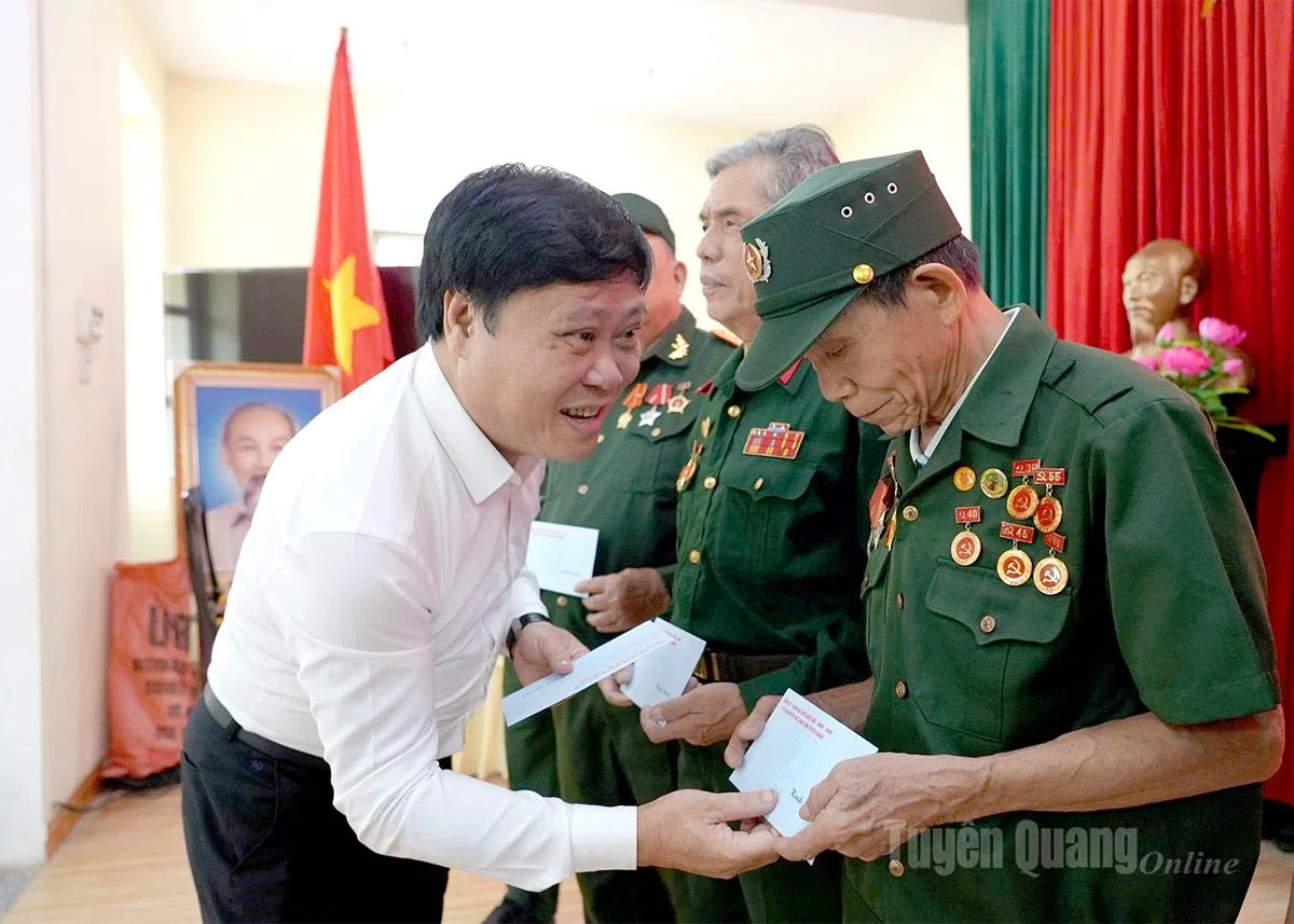 សមមិត្ត Mai Duc Thong និពន្ធនាយកកាសែត Tuyen Quang និងវិទ្យុ និងទូរទស្សន៍ ជូនអំណោយដល់អតីតយុទ្ធជន និងគ្រួសារគោលនយោបាយនៅឃុំ Trung Ha។ រូបថត៖ Cao Huy