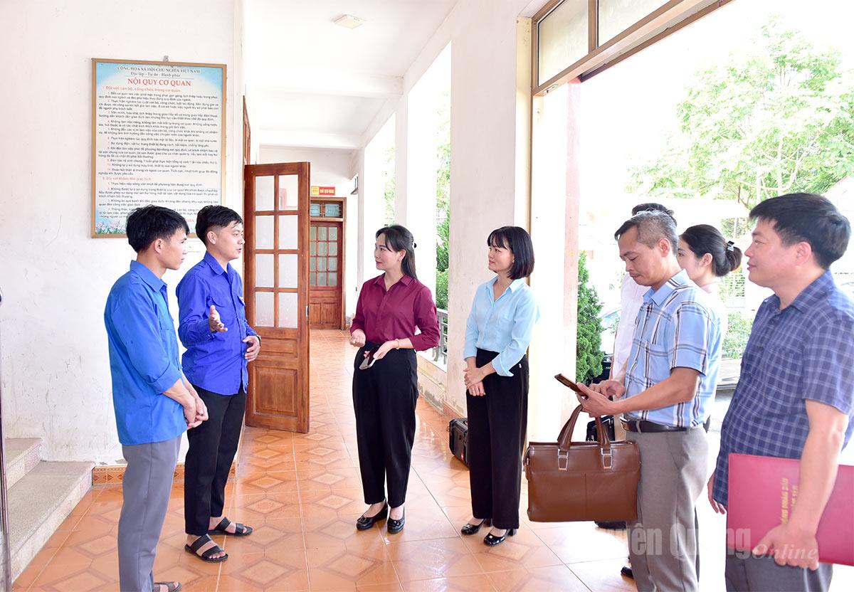 Đồng chí Nông Thị Bích Huệ trao đổi, động viên các đoàn viên, thanh niên tham gia hỗ trợ người dân giải quyết thủ tục hành chính tại Trung tâm Phục vụ hành chính công xã Thái Sơn.