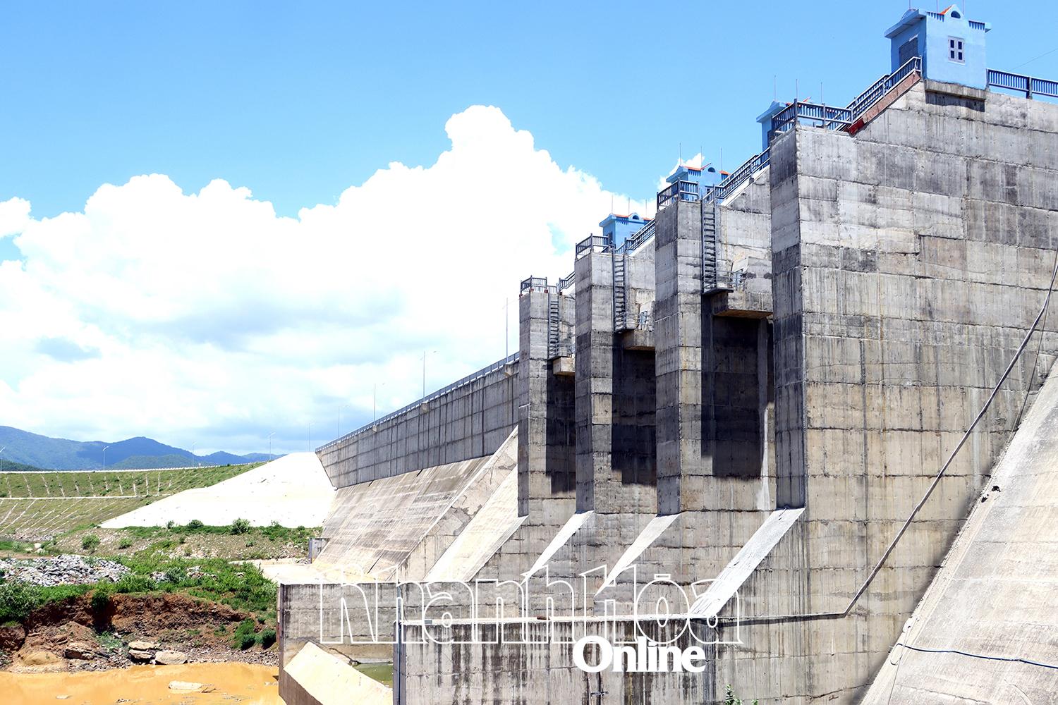 The left branch concrete gravity dam - the main item of the project is 304m long and 39m high.