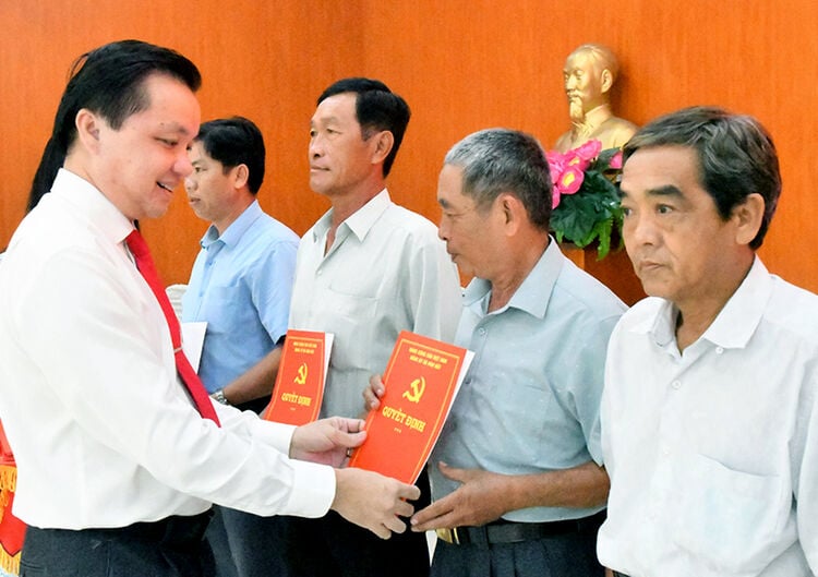 ឃុំ​ហាន់​ដាត ប្រកាស​បង្កើត​អង្គការ​បក្ស និង​អង្គភាព​សេវា​សាធារណៈ។