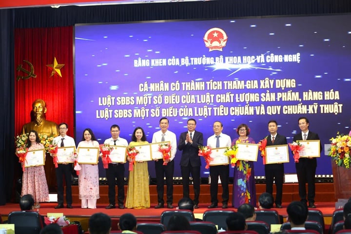 Vinh danh các tập thể, cá nhân tiêu biểu đóng góp vào hành trình lập pháp và chuyển đổi số ngành KH&CN - Ảnh 10.