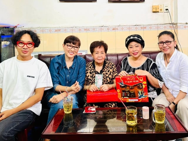 Nghệ sĩ Kiều Trúc Phượng gặp gỡ nhóm Ngũ long du ký của Phi Phụng, thoải mái khi chia sẻ về nghề