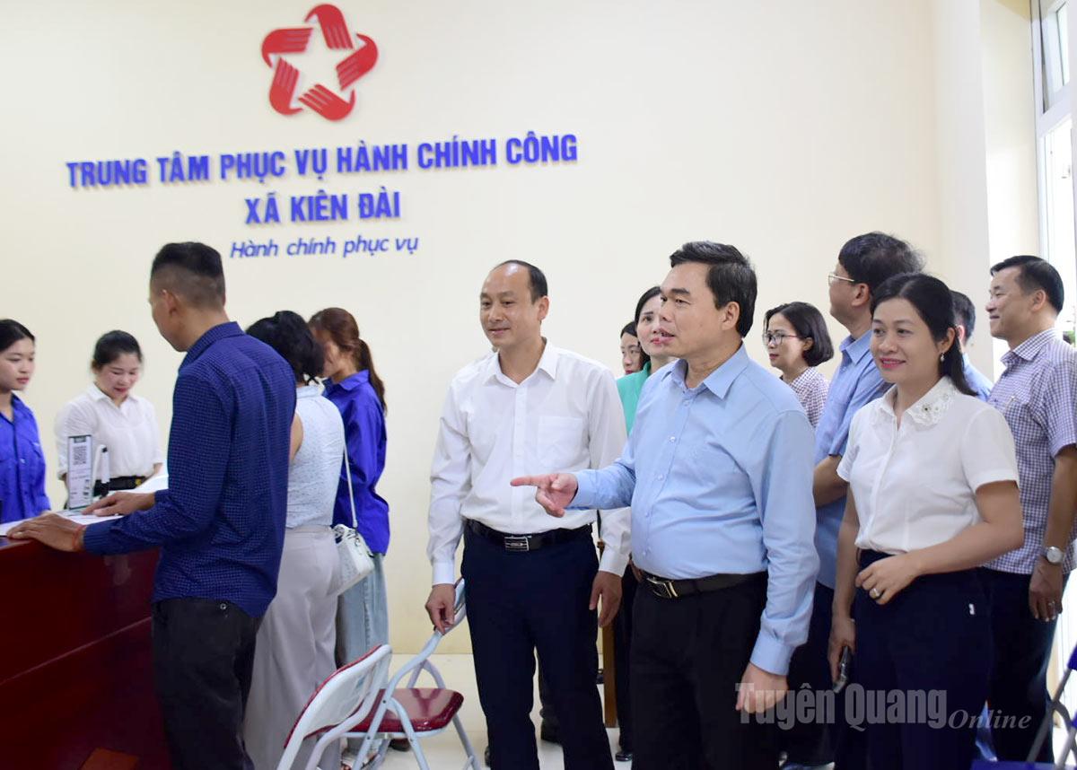 Đoàn công tác kiểm tra Trung tâm phục vụ hành chính công xã Kiên Đài.
