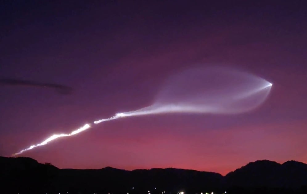 Strange streak of light captured in the sky of Vietnam this morning from Da Nang PHOTO: HOANG MINH DUC