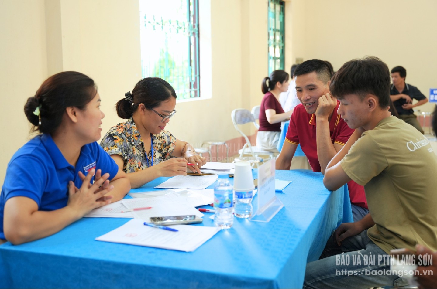 Cán bộ, giáo viên hướng dẫn học sinh làm thủ tục nhập học năm học 2025-2026