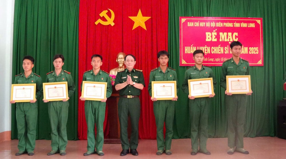 លោកវរសេនីយ៍ឯក Doan Minh Trung មេបញ្ជាការឆ្មាំព្រំដែនខេត្តបានប្រគល់ប័ណ្ណសរសើរដល់យោធិនដែលមានស្នាដៃឆ្នើមក្នុងវគ្គហ្វឹកហ្វឺនទាហានថ្មីឆ្នាំ២០២៥។