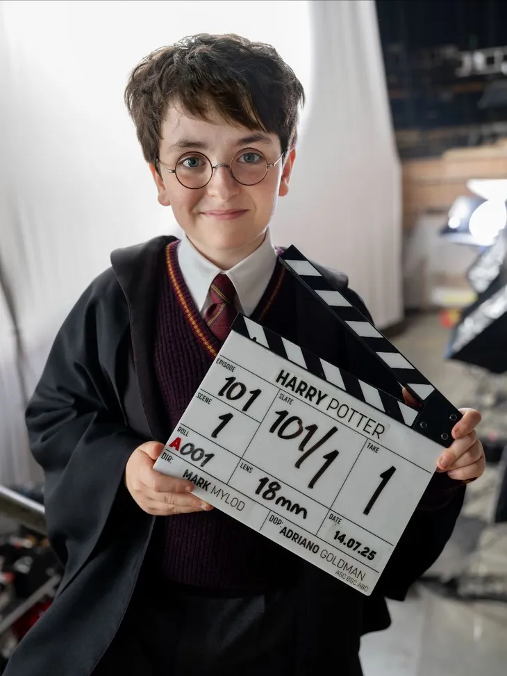 Dominic McLaughlin trong vai Harry Potter (Ảnh: HBO)